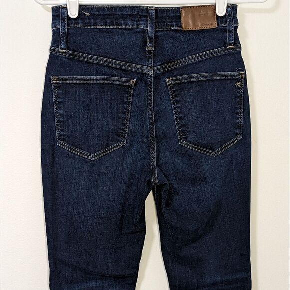 Curvy High-Rise Skinny Jeans in Larkspur Wash: TENCEL™ Denim Edition - Picture 5 of 10